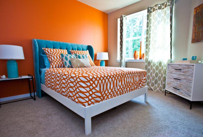 lit d'ameublement bleu mur orange