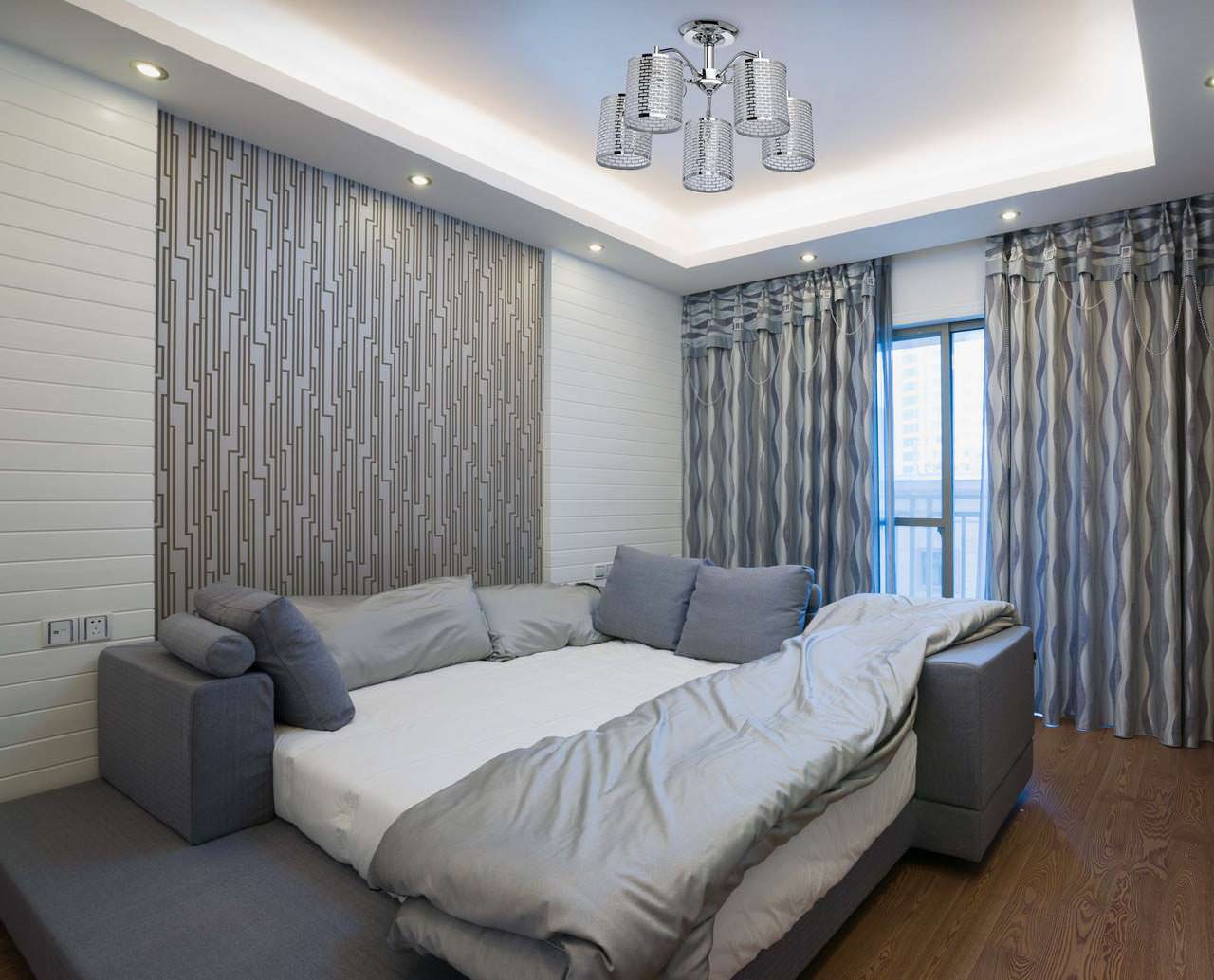 rideaux gris dans la conception de la chambre avec papier peint gris