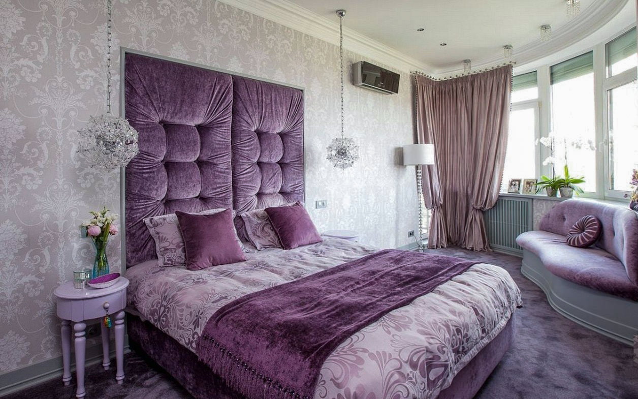 papier peint gris dans la chambre avec un lit violet