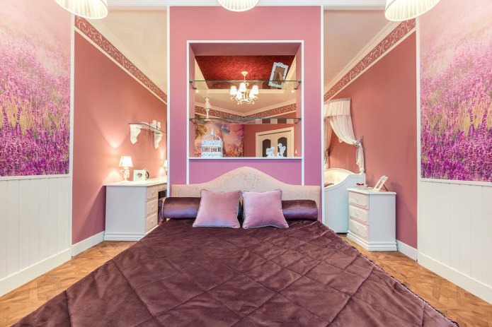 murs roses dans la chambre