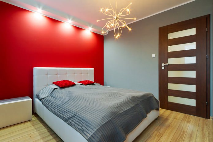 chambre minimaliste avec mur d'accent rouge