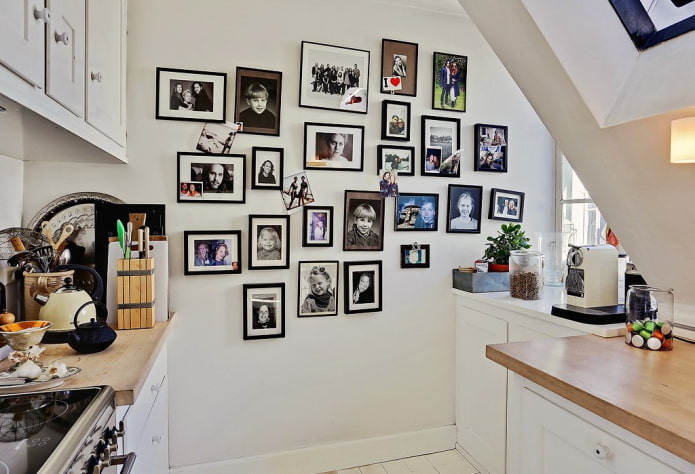 photos sur le mur à l'intérieur de la cuisine