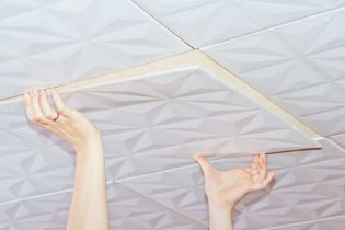 Pose de dalles de plafond: sélection des matériaux, préparation, procédure