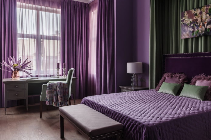 Belle chambre violette à l'intérieur